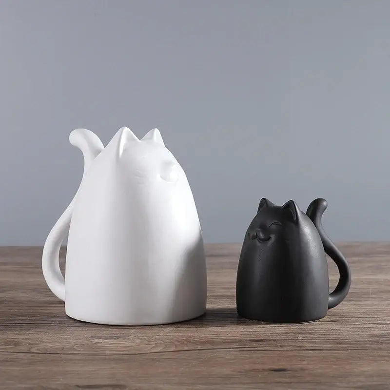 Estátua de gato de cerâmica branca e preta