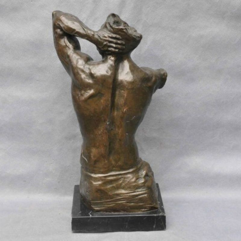 Estátua de bronze masculina