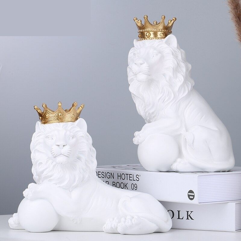 Estátua de leão branco sentado