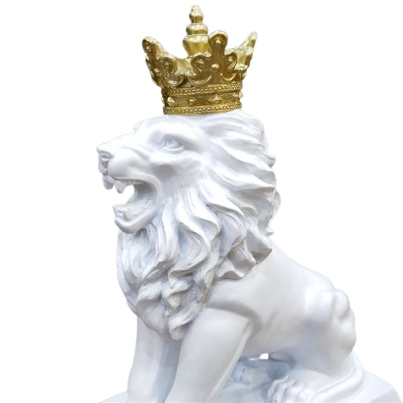 Estátua de leão com coroa