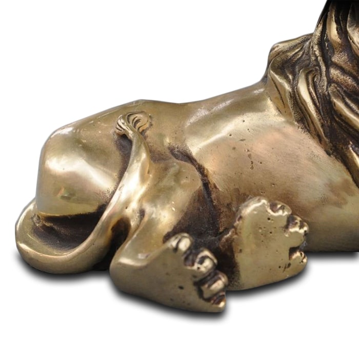 Estátua de leão mentindo