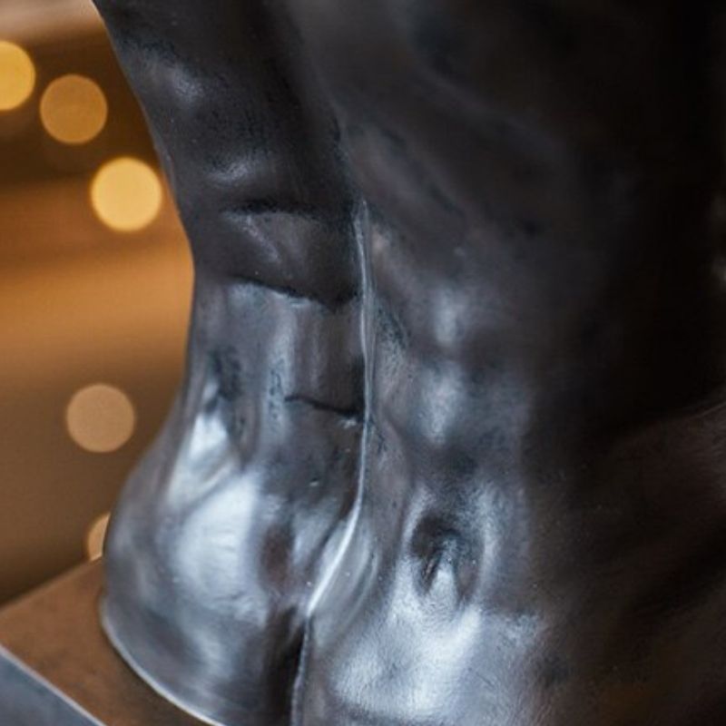 Estátua do homem negro de resina