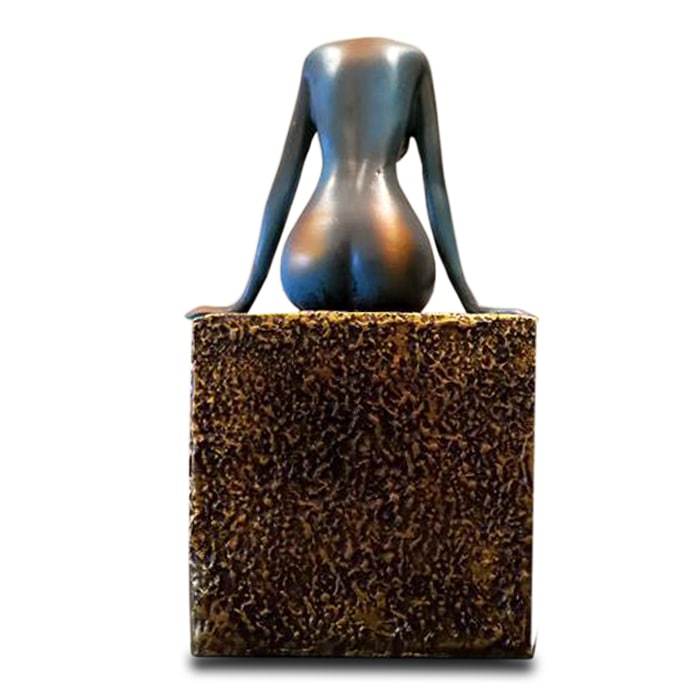 Estátua Mulher que lê