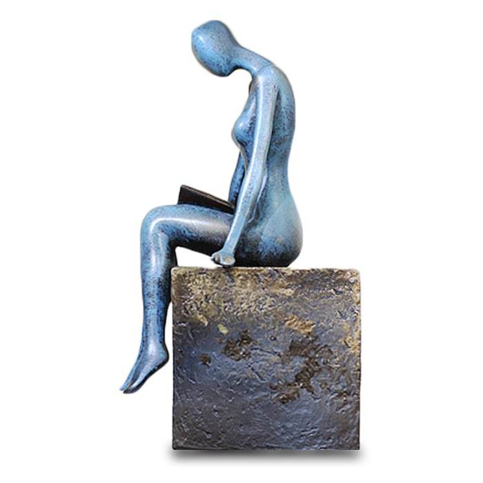 Estátua Mulher que lê