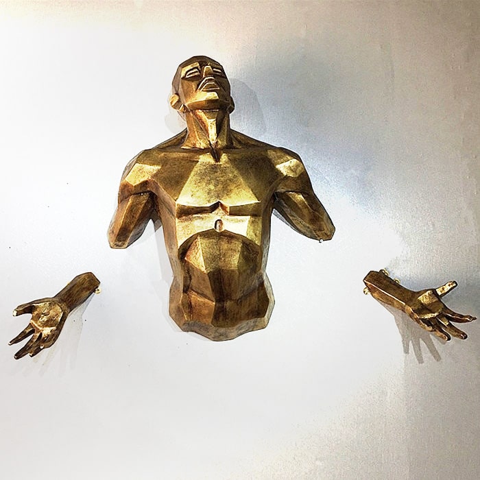 Homem que sai da parede